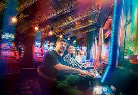 Tampilan antarmuka permainan Qiu Qiu di platform slot33 dengan meja permainan dan kartu